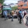 Terminó bajo una volqueta: motociclista murió en fuerte accidente en el porvenir.