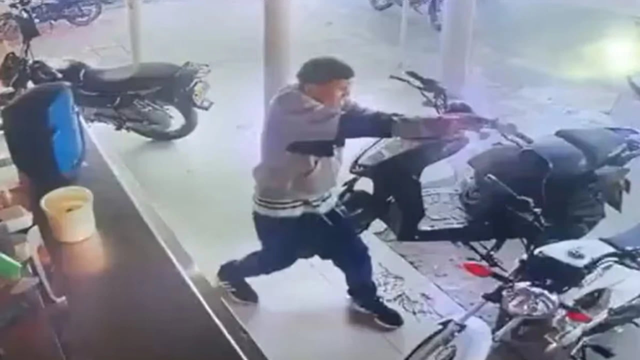 Sicario asesinó al dueño de un restaurante frente a varios clientes