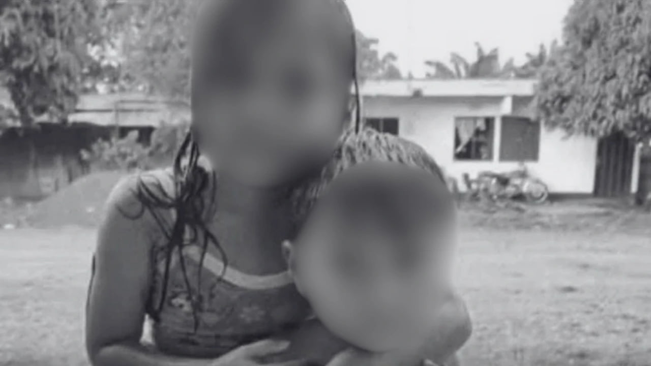 Hallan sin vida a dos niños dentro de un refrigerador.