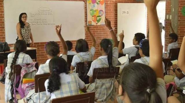 Propuesta busca evaluar docentes y descontar los días no trabajados