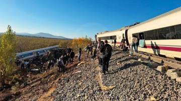 Choque de dos trenes en España deja más de 60 muertos