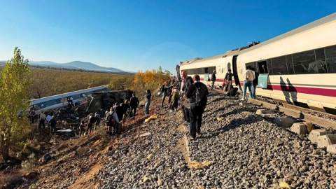 Choque de dos trenes en España deja más de 60 muertos