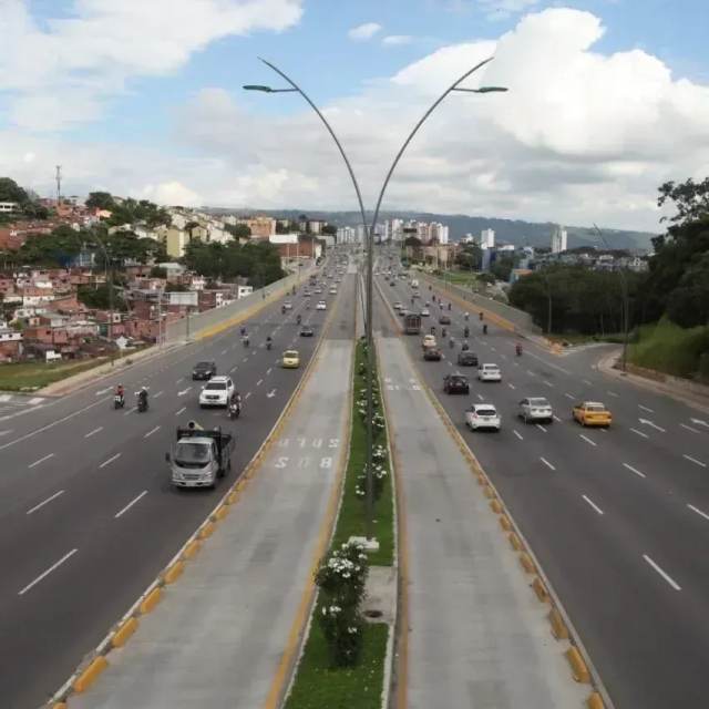 Vehículos y motos circulando por una autopista de Bucaramanga