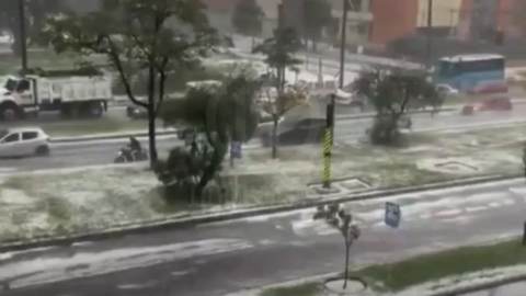 Videos muestran cómo el granizo cubrió calles y avenidas de Bogotá 