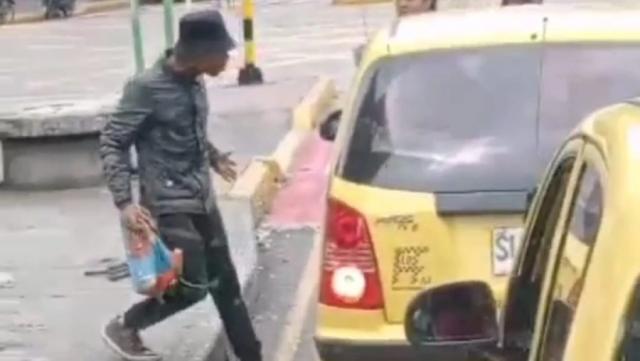 VIDEO:  Limpiavidrios ataca a un taxista en pleno centro de Bucaramanga
