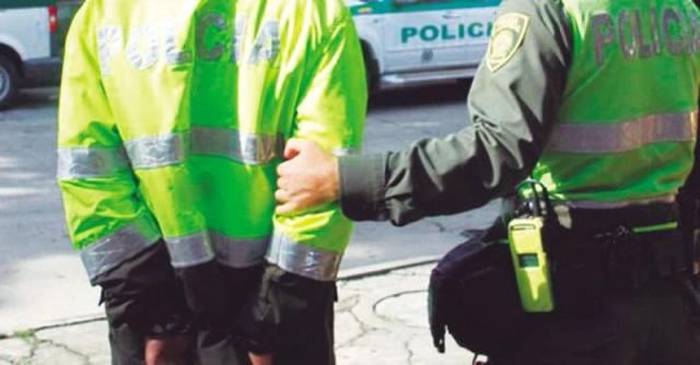 Judicializados dos patrulleros de la Policía Nacional investigados por concusión en Santander