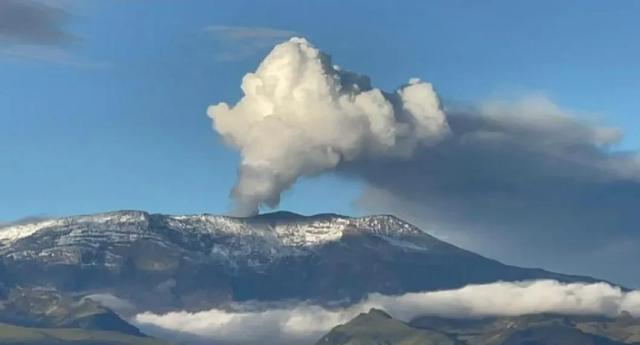 ALARMANTE: Volcán Nevado del Ruiz amaneció con inmensa fumarola