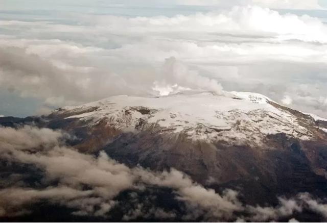Más de 1.200 familias en riesgo por posible erupción del volcán del Nevado del Ruiz