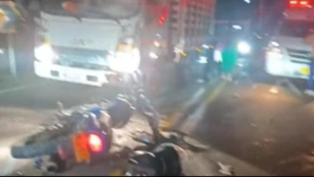 VIDEO: 2 Motociclistas heridos dejó fuerte accidente en la vía San Gil - Bucaramanga
