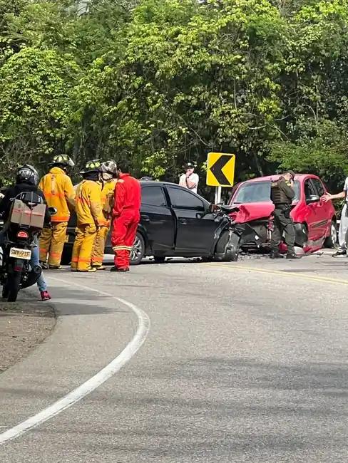 7 adultos y un menor heridos dejó fuerte accidente en la vía Socorro - Oiba