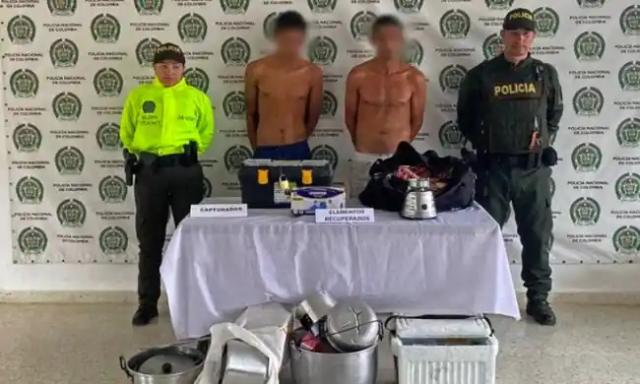 INSÓLITO: Con guayabo y capturados, así terminaron los dos hombres que pretendían robar una casa.