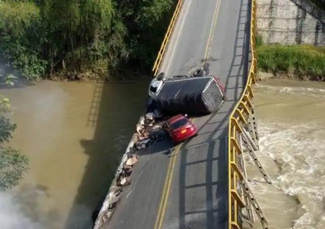 VIDEOS: Una mula y 3 vehículos particulares cayeron con el puente en el Quindío que colapsó