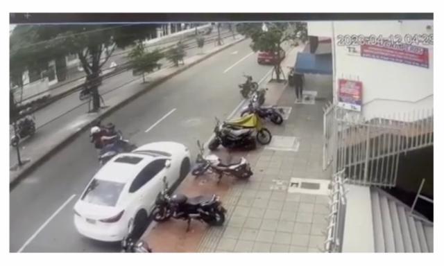 VIDEO: Joven terminó con múltiples golpes cuando intentaron tumbarla de la moto para robársela en plena carrera 15