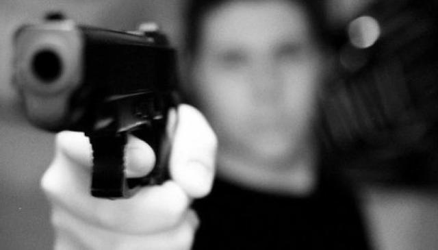 Mujer fue amenazada con un arma de fuego y la robaron en la puerta de su casa
