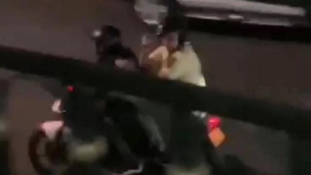 Video: evitaron que se robara una moto y le dispararon dentro de su casa