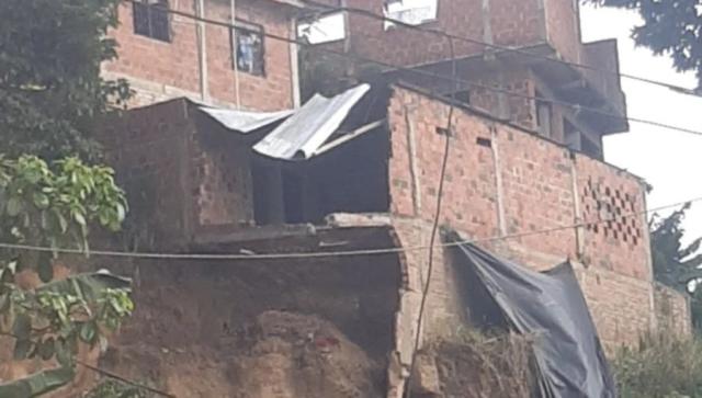 VIDEO: Una vivienda en Asomiflor  se desplomó, dejando a varias familias damnificadas.