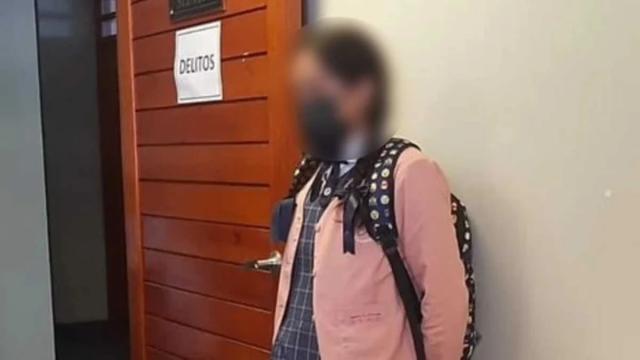 Hombre vestido de mujer se metió al baño de niñas en un colegio para tomarles fotos.