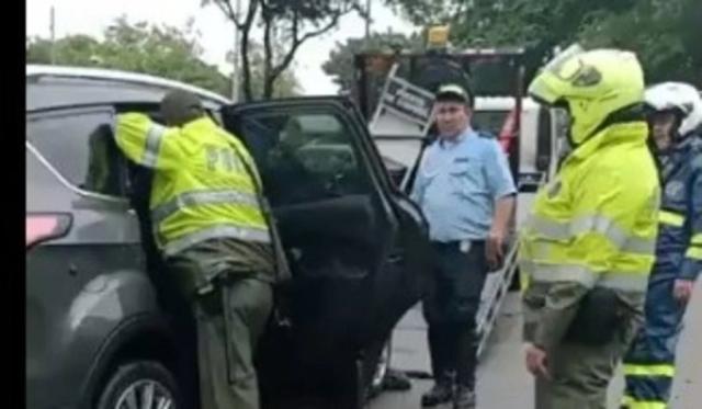 VIDEO: Hombre sorprendido en pico y placa intentó arrollar a varios agentes de tránsito en Bucaramanga