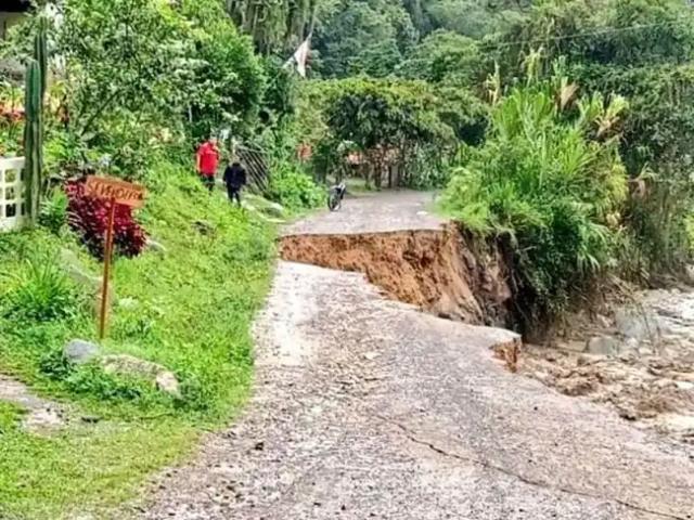 Más de 3mil personas se encuentran incomunicados en Charta debido a los derrumbes