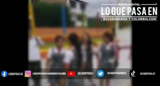 VIDEO: Estudiantes de un colegio en Lebrija se agarraron de los pelos.