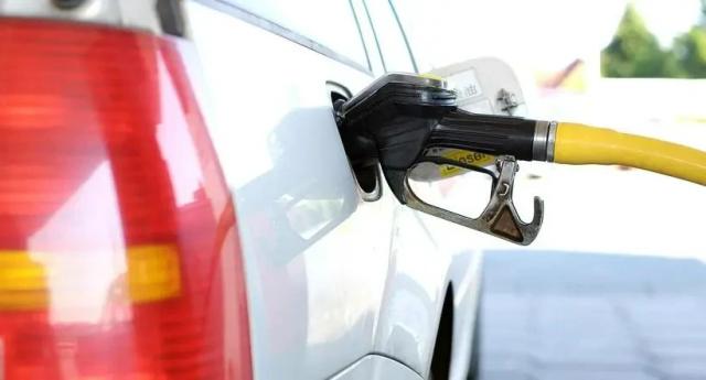 ¿Golpe al bolsillo! Subió $600 la gasolina