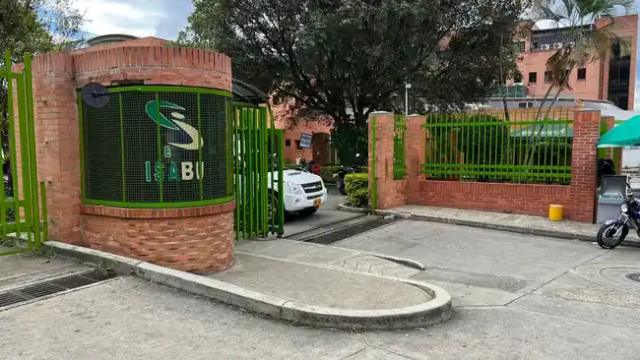 Mientras salía del hospital por una fractura le dispararon dejándolo herido