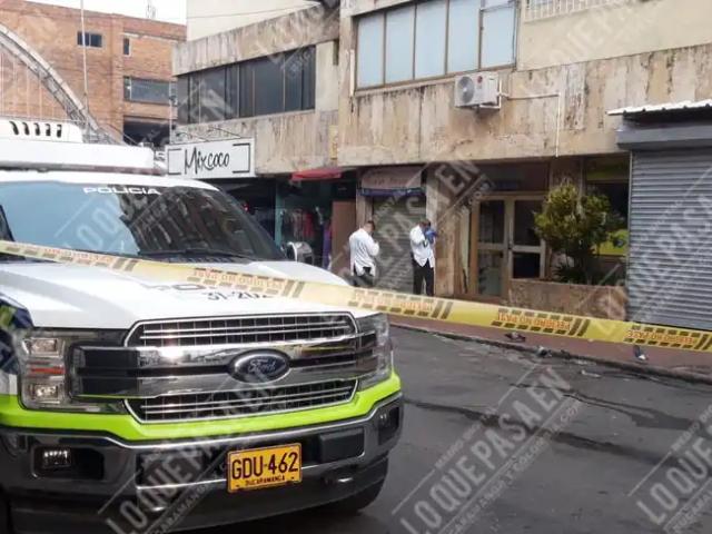 Boca abajo con un cuchillo incrustado en el pecho fue hallado sin vida hombre en el centro de Bucaramanga