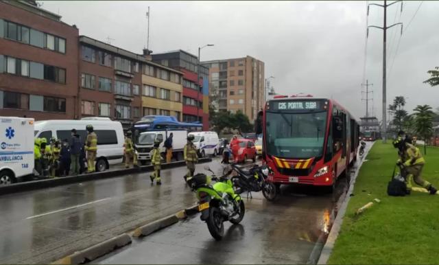 Motociclista fallece tras impactar con un trasmilenio