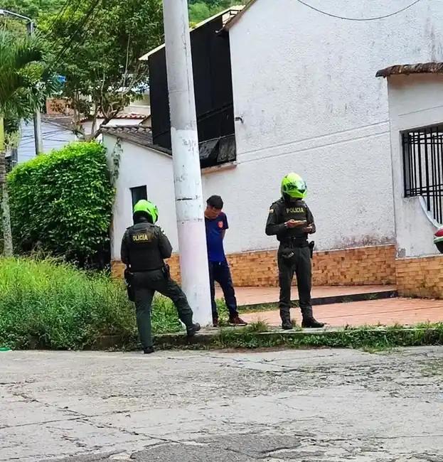 Capturan a presunto delincuente que hurtaba baterías de coches