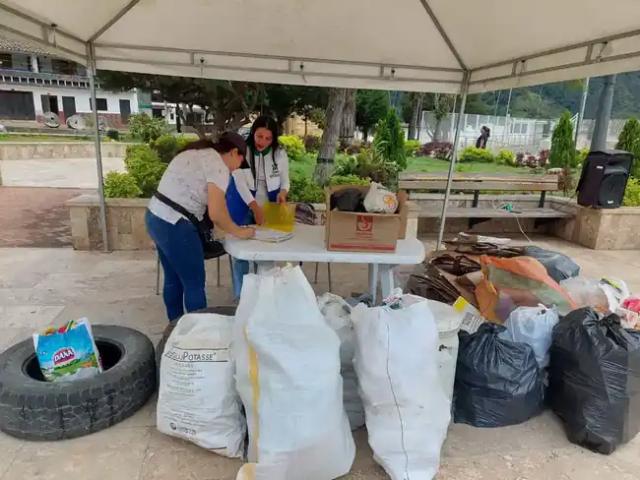 La CDMB recolectó más de 20 toneladas de residuos posconsumo en varios municipios de Santander