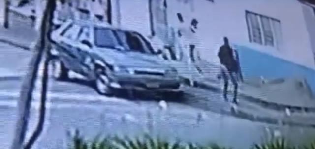 Video ¡Comunidad evita el secuestro de una niña y captura al delincuente!