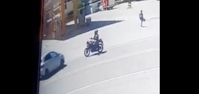 Cámara de seguridad grabó momento exacto de choque entre motociclista y automóvil