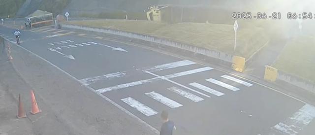 Momento exacto de volcamiento de tractocamion que dejo a dos personas heridas en la vía Pamplona Cúcuta