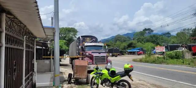 Conductor fue hallado sin vida en la cabina de su vehículo en El Playon