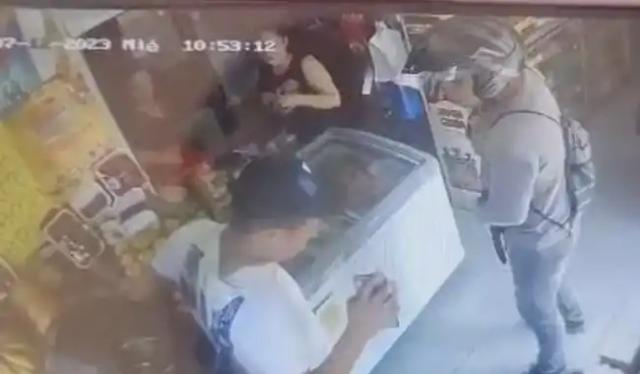 Delincuentes encañonaron a victima para robarle lo que tenia