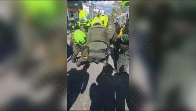 Video Indignante agresión a una mujer perpetrada por su hijo  presuntamente bajo efectos de alucinógenos