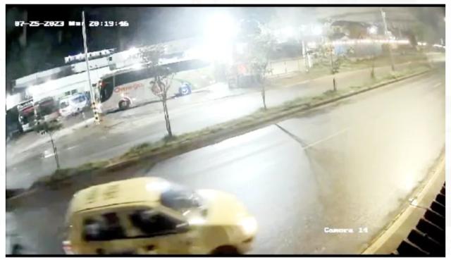 Video: Motociclista busca a taxista que lo accidento en la vía Giron Bucaramanga