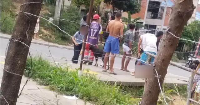 Una mujer recibió un balazo en la cabeza cuando se asomó por la ventana