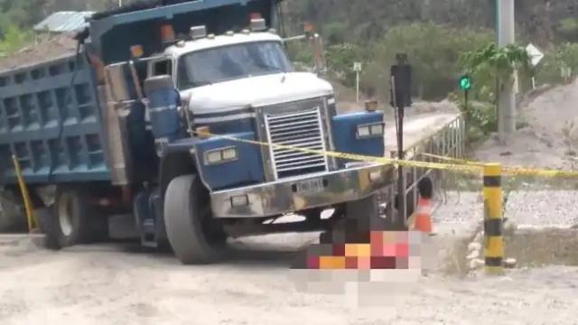 Conductor intentó detener una volqueta, pero murió al quedar debajo de las llantas.