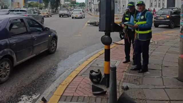 Motociclista murió al chocar con un semáforo en la carrera 27 en  la mañana de este miércoles