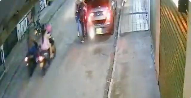 Golpean a mujer embarazada tras tumbarla de una moto