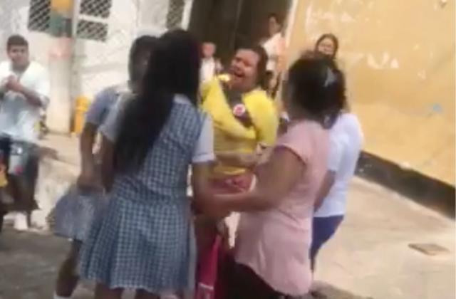 Madre incita a que su hija se vaya a los golpes contra compañera en Girardot