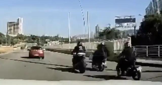 ¿Tremendo choque! momento exacto de choque de dos motociclistas en la autopista