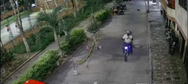 En video el momento en el que un motociclista arrolla a un perro