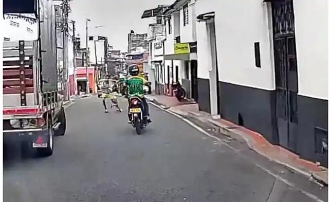 Video: Una pequeña se salvó de ser arrollada