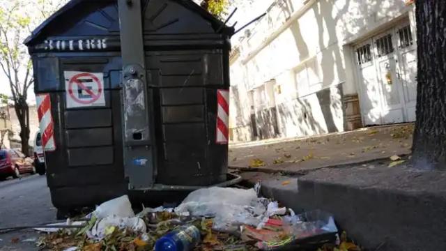 Escalofriante hallazgo de un feto en un contenedor de basura a las afueras de un edificio