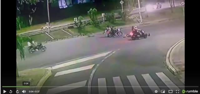 Video: no fue un accidente, motociclista fue perseguido, golpeado y hasta le robaron el celular