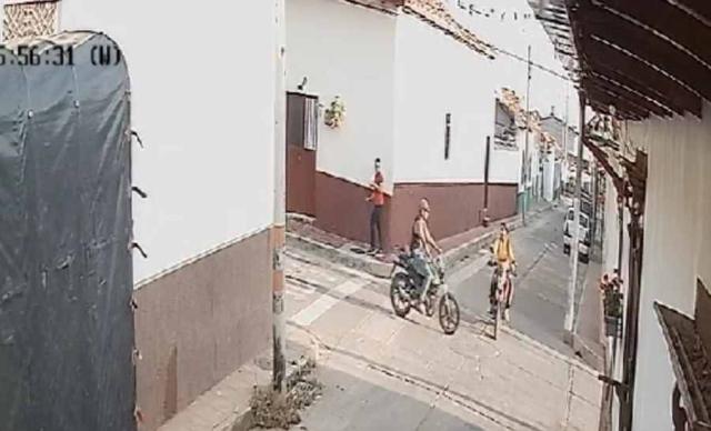Video: mujer sobrevivió a fuerte golpe en la cabeza luego de sufrir un accidente