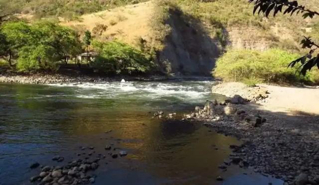 Buscan rescatar el cuerpo de un joven de 20 años que cayó al Río Fonce