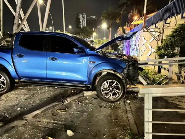 Mientras hacía test drive, estrelló la camioneta contra puente peatonal en la Puerta del Sol